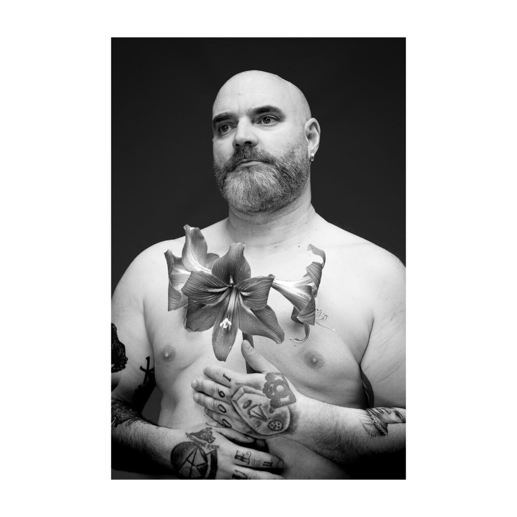 Auto Retrato de Carlos Tiza com FLores em Preto e Branco